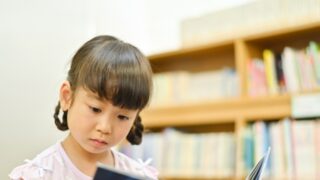 本を読む女の子