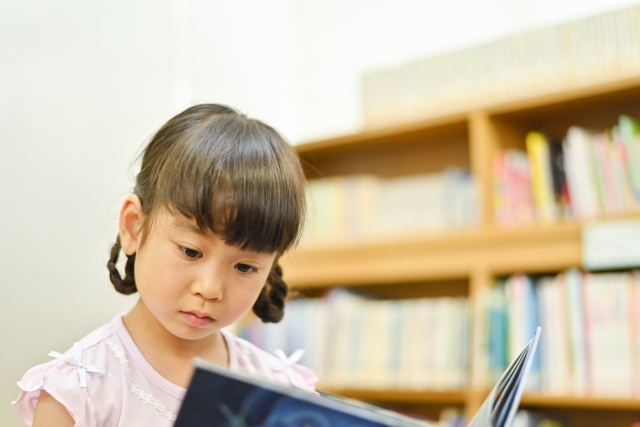 本を読む女の子